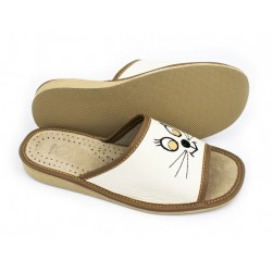 Laczki damskie, obuwie domowe, beżowe z kotkiem.