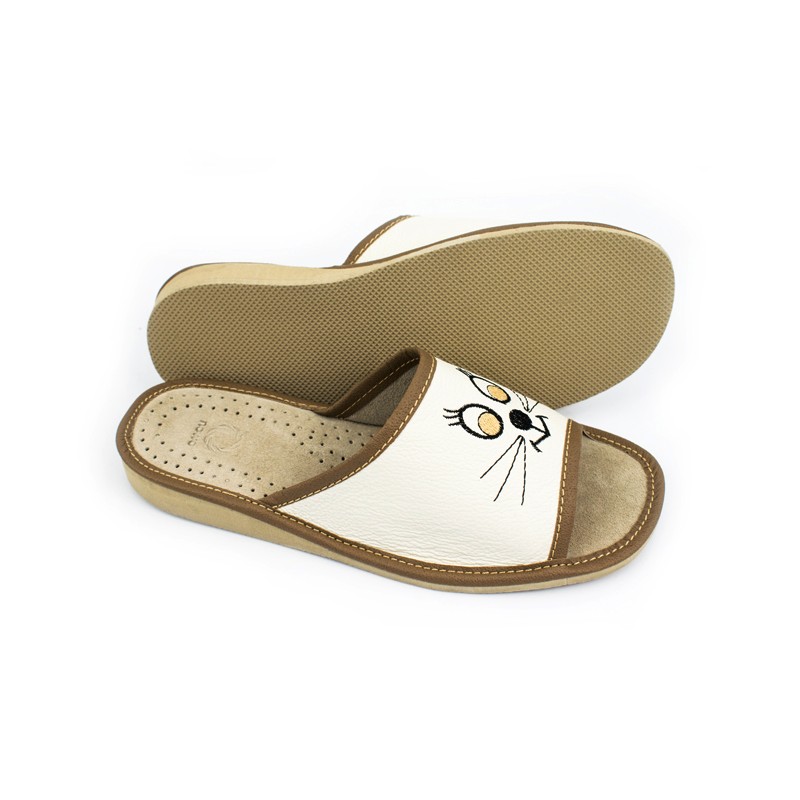 Laczki damskie, obuwie domowe, beżowe z kotkiem.