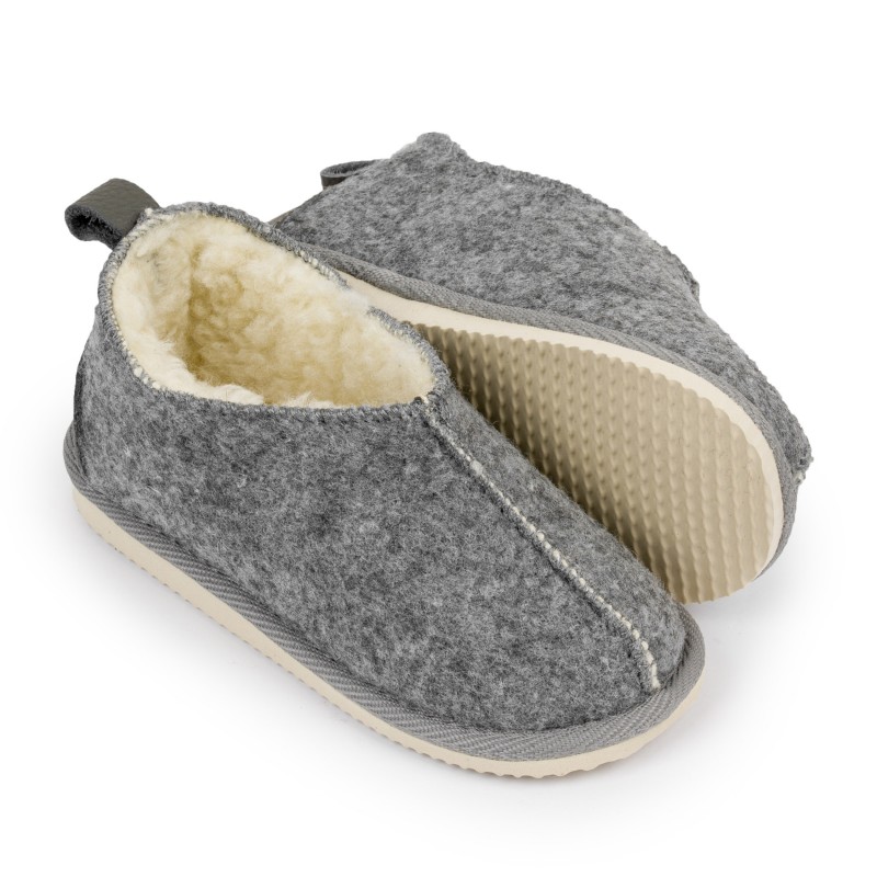 Ciepłe bamboszki dziecięce filcowe, wełna, szare.