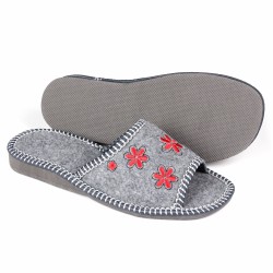 Kapcie damskie filcowe, szare z czerwonymi kwiatkami.