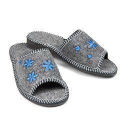 Kapcie damskie filcowe, szare z niebieskimi kwiatami