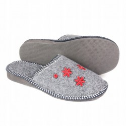 Laczki damskie filcowe, szare z czerwonymi kwiatkami