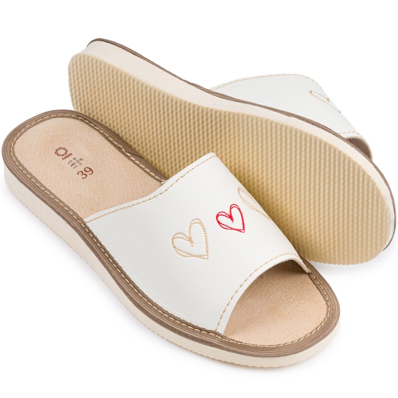 Kapcie damskie skórzane, białe w serca