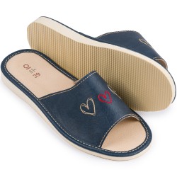 Kapcie damskie skórzane, granatowe w serca