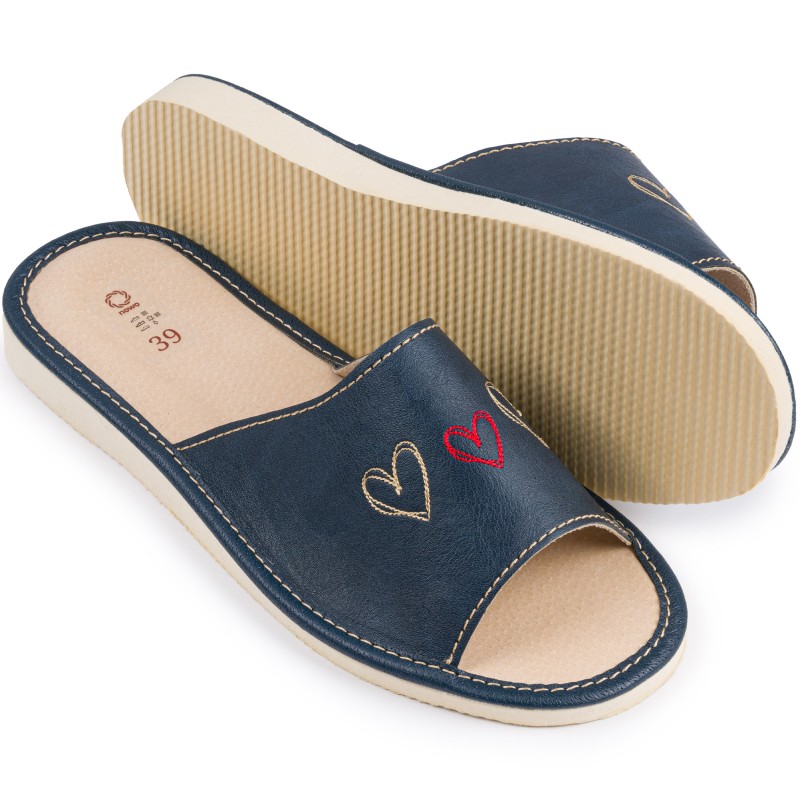 Kapcie damskie skórzane, granatowe w serca