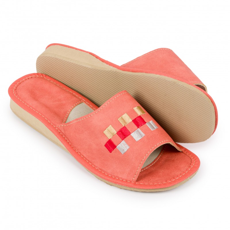 Kapcie damskie, skóra, łososiowe.