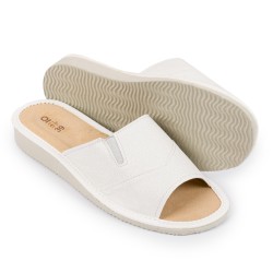 Kapcie damskie z gumką, białe